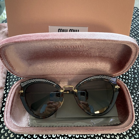 New with tags Miu Miu Cat Eye Sunglasses - Picture 1 of 5